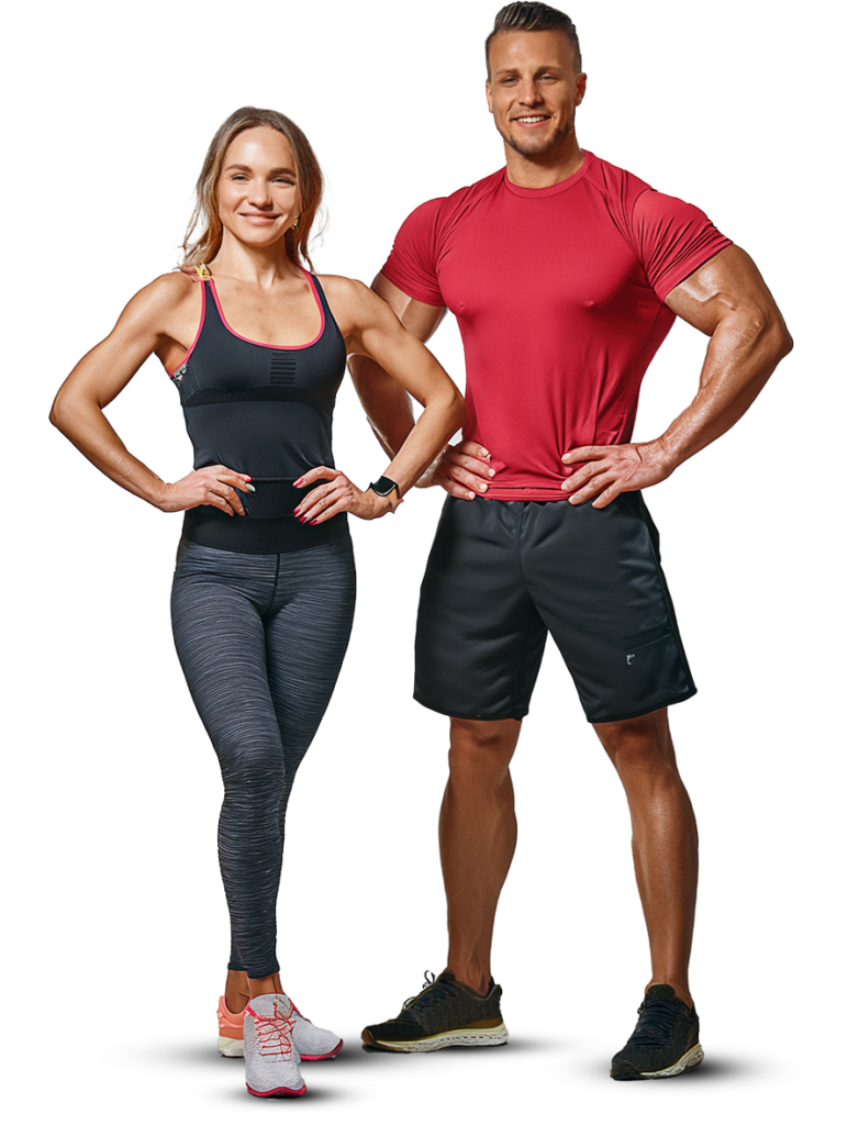 Sympathisch lächelnder Mann & lächelnde Frau in Fitness-Outfits